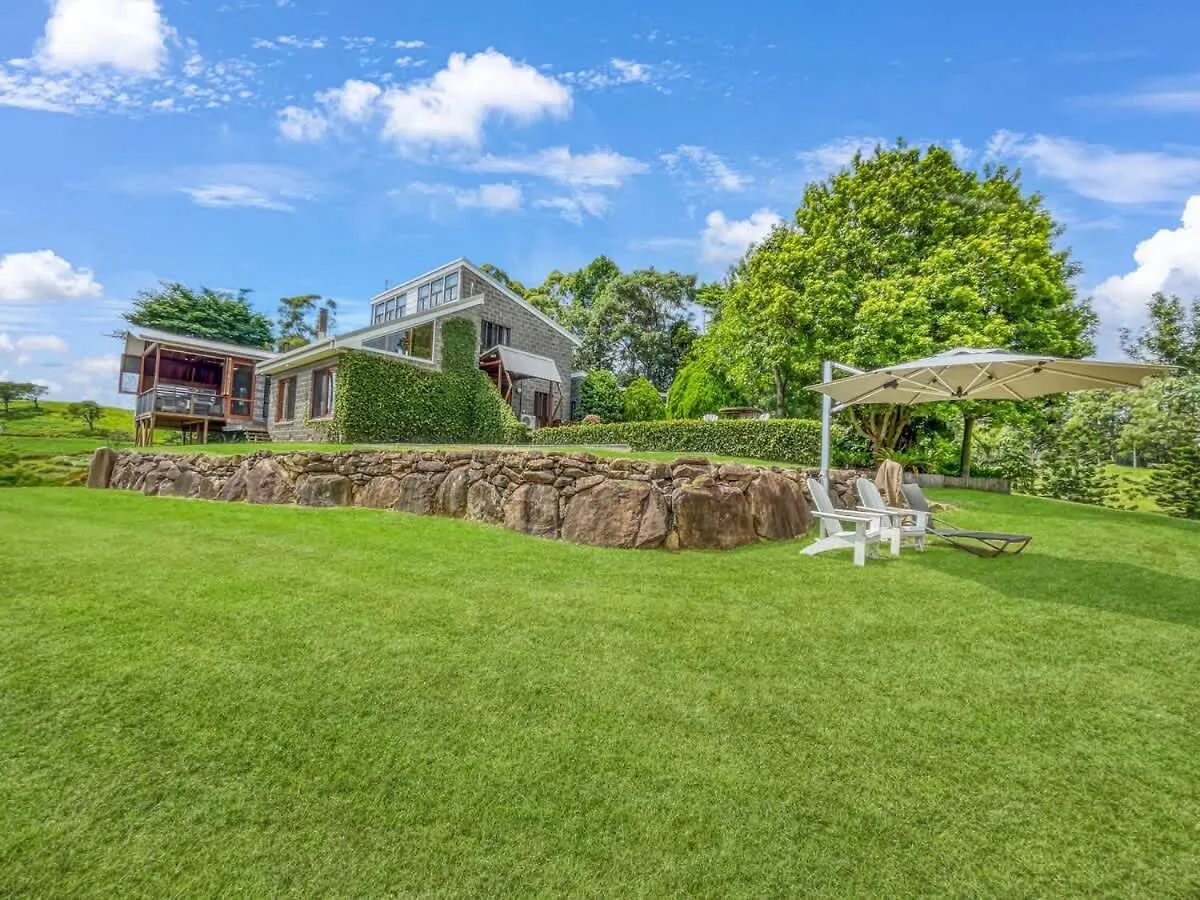 Luxurious Mountain Retreat Near Maleny Booroobin
