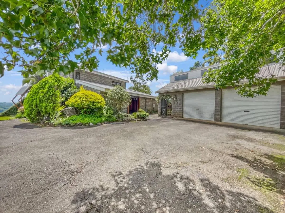 Luxurious Mountain Retreat Near Maleny 0*, Booroobin