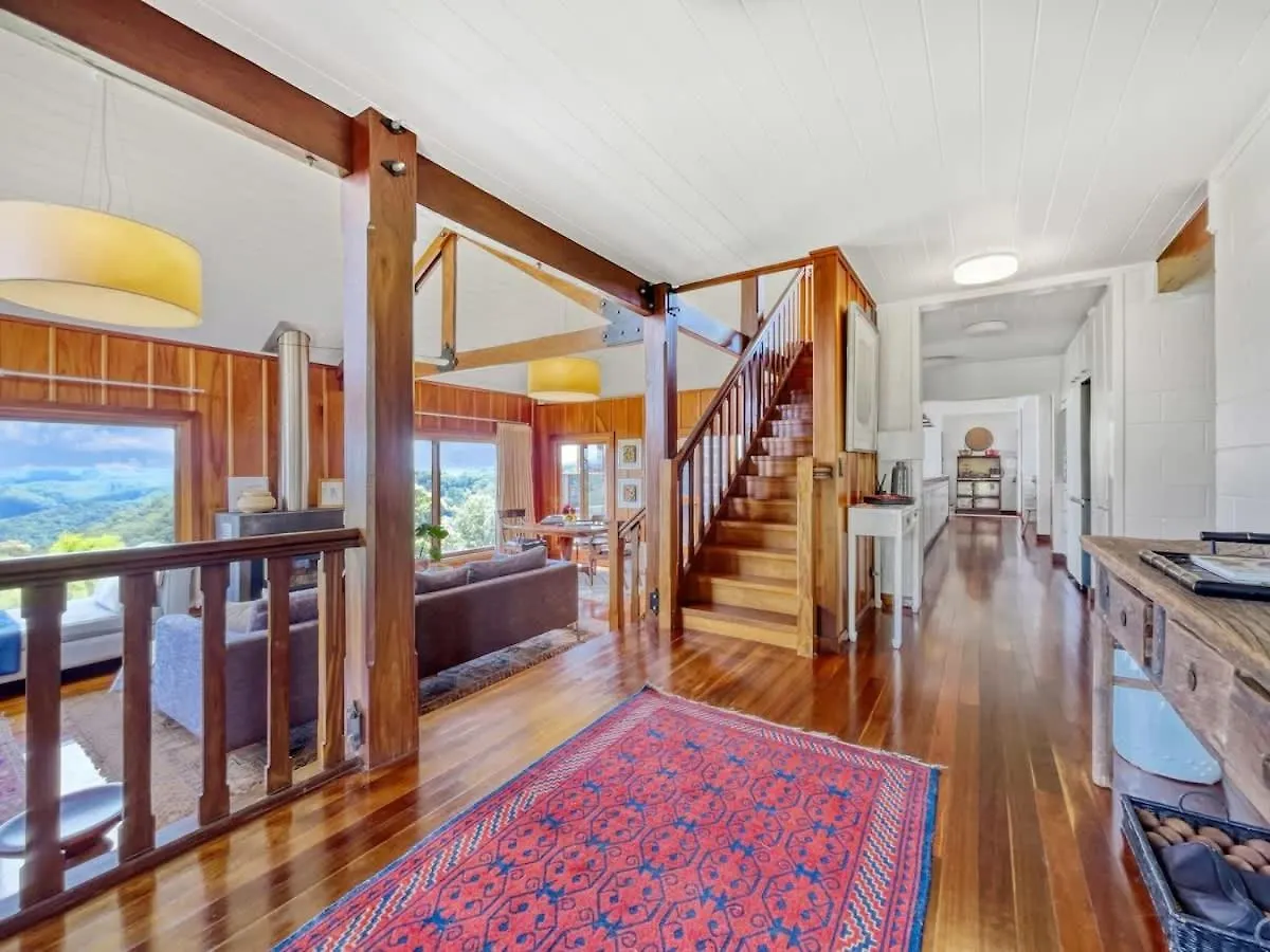 Luxurious Mountain Retreat Near Maleny Holiday home
