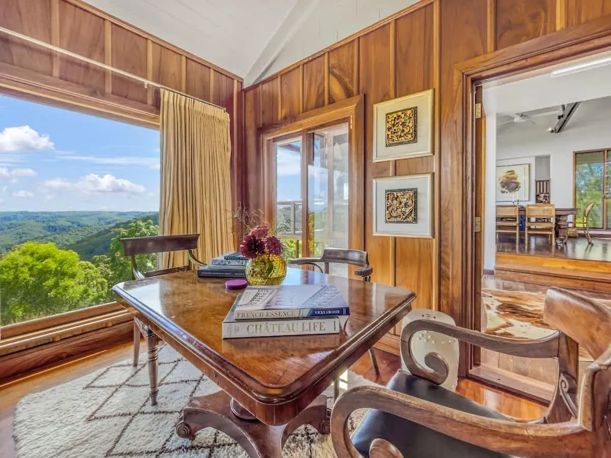 Luxurious Mountain Retreat Near Maleny Booroobin